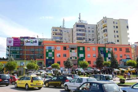 Rikthehen pallatet me ngjyra ne Tirane